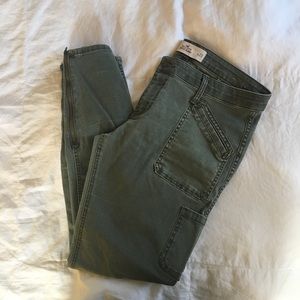 🌳🥝OLIVE GREEN CROPPED Hollister Jeans!!♻️🌵